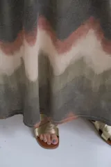 Vestido largo de viscosa con lurex dorado y estampado con ondas en tonos verde, marrón y beige.