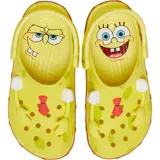 Zuecos Crocs Classic Clog edición especial de Bob Esponja, color amarillo con detalles marrones y negros. Incluye charms de Bob Esponja y su mano.