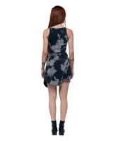 Minifalda asimétrica en denim 100% algodón con estampado overo (manchado en alto contraste). Frente cruzado tipo pareo con ruedo diagonal y aplique de caballo en níquel en la cintura.