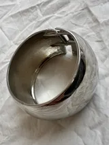 Brazalete ancho plateado de aleación.