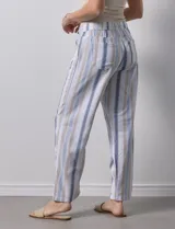 Pantalón de lino estampado a rayas verticales azules y blancas, marca DASH. Tiene pretina ancha elastizada con lazo ajustable.