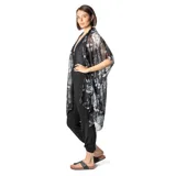 Kimono largo de gasa traslúcida con estampado floral en tonos grises y negros.