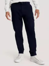 Pantalón cargo azul marino de corte regular, con bolsillos laterales con solapa, cierre con cremallera y botón, y presillas para cinturón.