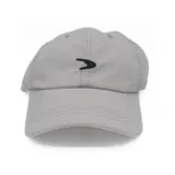 Gorro de gabardina color gris claro con logo bordado en negro.