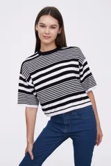 Remera corta a rayas horizontales blancas y verde oliva, de mangas cortas y corte holgado.