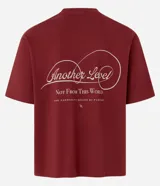 Remera boxy color borgoña con estampa lettering "Another level" en el frente y la espalda.