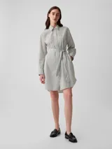 Vestido camisero mini a rayas con manga larga, cuello de punto y botón frontal, incluido un cinturón para atar en la cintura.