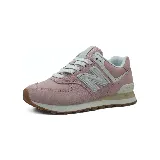 Championes New Balance 574 color rosa con detalles en blanco y suela marrón.
