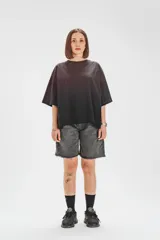 Bermuda de jean gris oscuro con efecto lavado, cintura elastizada con cordón ajustable y ruedo desflecado.