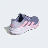 Championes Adidas Questar 3 de running color lila con detalles en rosa y suela blanca.