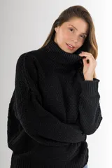 Sweater negro tejido en punto arroz, con cuello alto, mangas largas y silueta holgada.