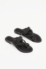 Sandalia abierta de cuero color suela con tiras trenzadas y plantilla al tono.