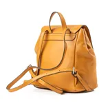 Mochila color camel de símil cuero acolchado, con acceso mediante solapa con botones imantados. Tiene un compartimento principal con un bolsillo interno con cierre y dos bolsillos abiertos. Cuenta con correa regulable y herrajes plateados.