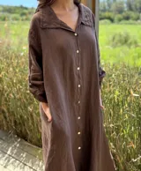 Vestido camisero amplio y largo de lino color azul, con botones de nácar, cuello camisero y bolsillos laterales.