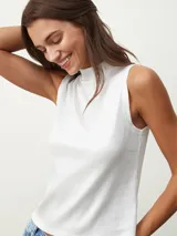Musculosa blanca de cuello alto y sin mangas.