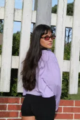 Remera azul marino con cuello redondo amarillo y mangas largas.