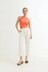 Pantalón blanco de lino y viscosa, de corte ancho y largo cropped.