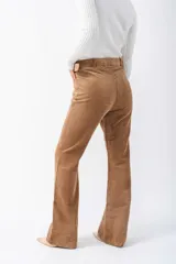 Pantalón marrón de pana con corte acampanado y cinturón con hebilla forrada.
