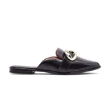 Zuecos negros de cuero sintético con punta fina y detalle de hebilla dorada.