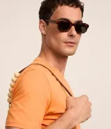 Remera de hombre color verde grisáceo, de manga corta y cuello redondo, confeccionada en algodón peruano.