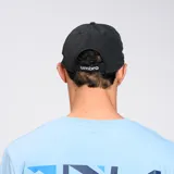 Gorra de gabardina celeste con logo Umbro bordado en blanco en el frente.