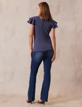 Remera beige de tejido acanalado, con cuello redondo y mangas cortas con volados.