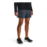 Short deportivo Under Armour Launch Pro 5, color gris oscuro, de corte holgado y largo a medio muslo.
