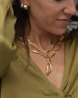 Collar plateado con eslabones grandes de metal con forma irregular.