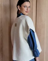 Chaleco azul marino de tejido de punto con textura acanalada, sin mangas y corte recto.