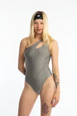 Malla enteriza verde militar con escote asimétrico de un hombro y espalda descubierta.