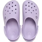 Zuecos Crocs Crocband™ color celeste con banda blanca y detalles de motas de colores.