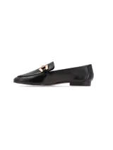 Zapato mocasín de cuero napa negro con hebilla metálica dorada.