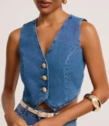 Chaleco de jeans con cuello en V, abotonado al frente con botones dorados y corte crop.