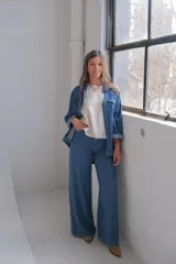 Pantalón de jean de corte ancho, color azul oscuro.
