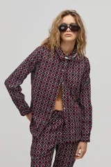 Camisa de corduroy con estampado de cuadros en tonos burdeos y negro, de corte holgado.