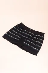 Boxer de microfibra negro con rayas horizontales blancas y verdes. Cintura elástica con logo de la marca.