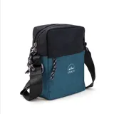 Morral bandolera de nylon en dos colores, azul y negro, con logo "Lincoln's Outdoor Collection" estampado en blanco. Tiene correa larga regulable, dos bolsillos frontales con cierre y un bolsillo interior.