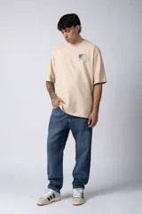 Pantalón de jean gris con efecto lavado, corte mom fit, tiro alto y pierna recta.