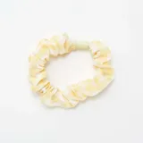 Pack de tres coleteros para el cabello, uno liso color amarillo, uno a cuadros amarillo y blanco, y uno estampado con limones.