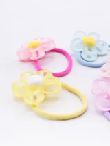 Pack de cinco coleros elásticos para el pelo con apliques de flores de plástico en colores pastel.
