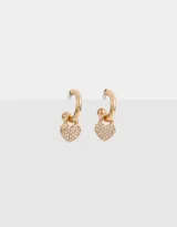 Aros argolla bañados en oro con dijes de corazones con cubic zirconia.