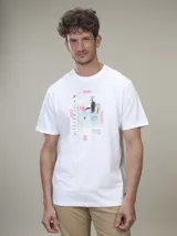 Remera blanca de algodón con cuello redondo y estampado abstracto en tonos pastel. Incluye texto en japonés y el nombre de la artista "MINNA A THOMAS".