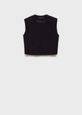 Chaleco negro crop con cuello redondo y cierre frontal con botones. Confeccionado en tejido mezcla de lana y poliéster, con forro interior.