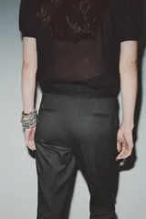 Pantalón tobillero gris oscuro a rayas, de tiro medio con cintura elástica en la espalda, bolsillos delanteros y falsos bolsillos de vivo en la espalda.