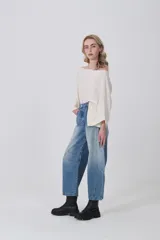 Pantalón de jean gris oscuro, de corte barrel, con bolsillos laterales y traseros, pinzas y tiro medio.