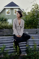 Camisa de manga larga con puños, con cuello bobo con volados y escote en pico. Cierre frontal con botones y estampado de cuadros vichy en blanco y negro.