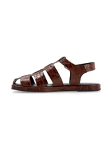 Sandalia plana tipo cangrejera color marrón con textura símil cocodrilo, con tres tiras anchas y pulsera de ajuste con hebilla metálica.