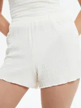 Short negro de tejido texturizado con cintura elástica.