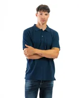 Remera polo verde con cuello y mangas con borde blanco, confeccionada en algodón.