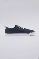 Zapatillas acordonadas de lona color azul marino con cordones blancos y suela blanca.